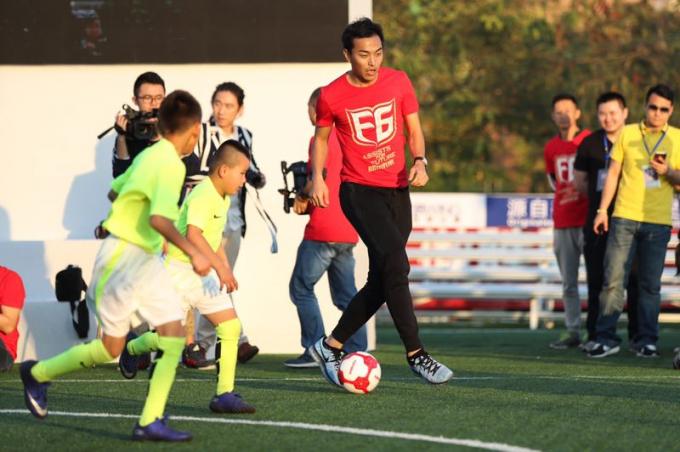 últimas notícias da empresa sobre Feng Xiaoting Charity Football Game guardou ontem, devotando o amor ao futuro do futebol de China  1