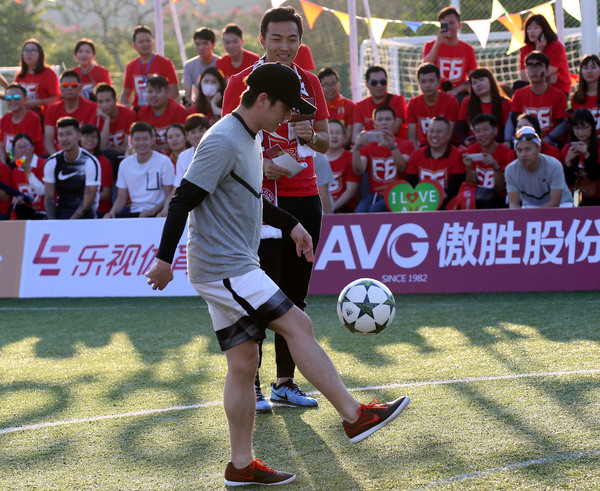 últimas notícias da empresa sobre Feng Xiaoting Charity Football Game guardou ontem, devotando o amor ao futuro do futebol de China  2