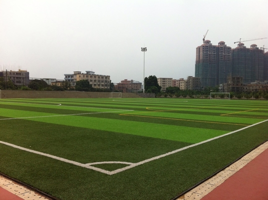 CHINA Grama sintética do campo de jogos verde do futebol, grama falsificada do campo de jogos para a parte externa fornecedor