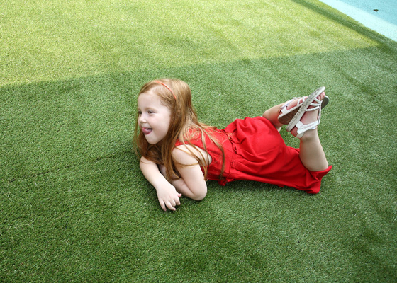 CHINA Grama artificial para ajardinar, tapete falsificado verde do campo de jogos das crianças da grama fornecedor