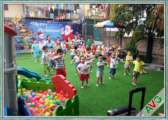 CHINA O ISO/GV qualificou a grama artificial para o relvado amigável do campo de jogos das crianças fornecedor