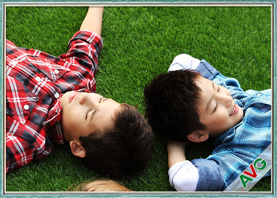 CHINA grama de tapete artificial sintética de superfície do refrigerador durável de 30mm para crianças da área de jogo fornecedor