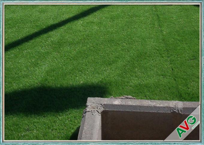 O verde V do campo deu forma à grama artificial do jardim para o jardim/35 milímetros residenciais da altura 0