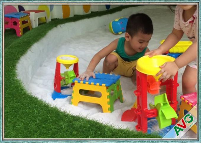 Verde de colocação artificial exterior interno da grama para as crianças que jogam o GV/ESTO/CE 0