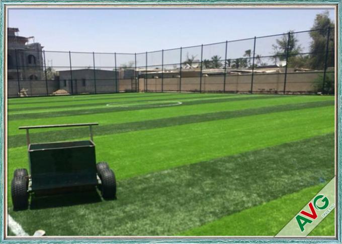Gramado artificial sintético do futebol dos passos artificiais verdes exteriores da grama do campo de futebol 0