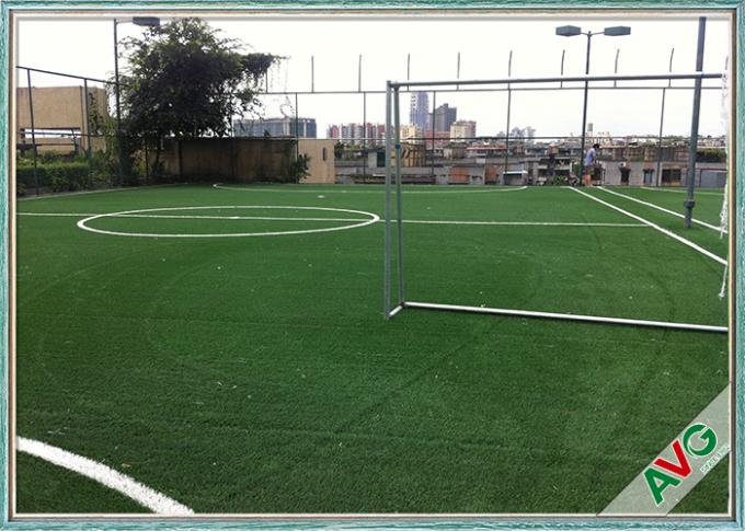A grama/relvado artificiais de vista reais do futebol para estádios de futebol coloca 0