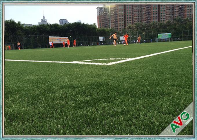 O relvado artificial de vista natural do gramado da grama do futebol sintético atapeta o tipo reto do fio 0
