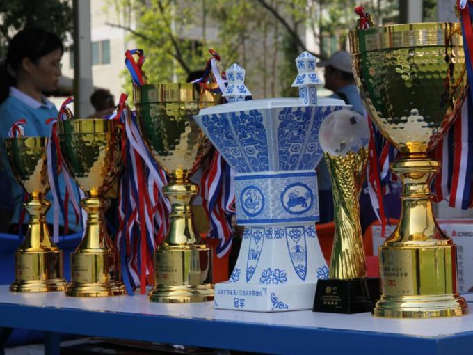 últimas notícias da empresa sobre O copo de campeão da cidade do GDF do patrocinador 2017AVG concluiu com sucesso,-- GZ Team Won o copo do herói de Jia Again azul e branco  1