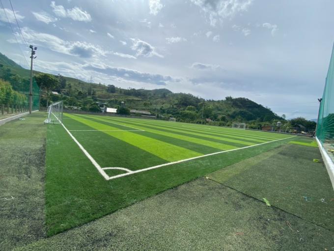 largura artificial do rolo do relvado 2.0m do futebol padrão profissional da altura de 55mm 0