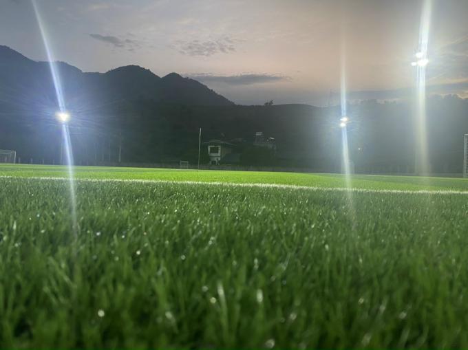 do futebol artificial do relvado da grama da altura de 55mm desgaste sintético da grama - resistente 0