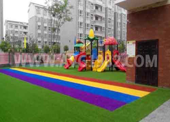 CHINA Crianças que jogam pondo a grama artificial colorida dos esportes com a pastagem da almofada de choque fornecedor