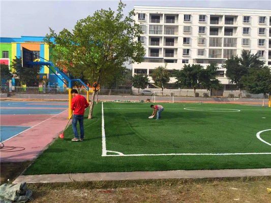 CHINA Grama sintética exterior para campo de jogos, material artificial do PE da grama do campo de jogos fornecedor