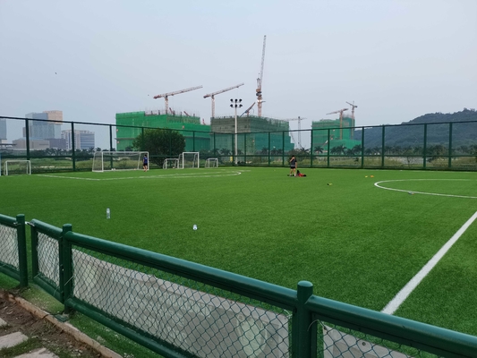 CHINA Grama artificial &amp; esportes do futebol que pavimentam para o preço do passo de futebol para a venda por atacado fornecedor