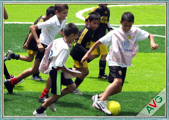 CHINA Relvado artificial da grama do futebol exterior com grama artificial de suportação durável do material do PE para Futsal fornecedor