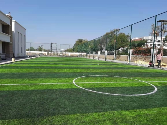 Relvado sintético da grama artificial do futebol para a grama artificial do fio da haste do assoalho do campo de futebol fornecedor