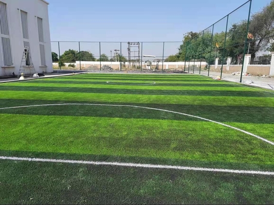 O relvado artificial popular do futebol da grama do futebol atapeta 50mm para Oudoor fornecedor