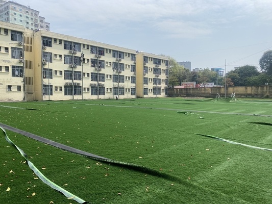 A fábrica da grama 40mm do relvado do Fifa aprovou a grama do futebol para exterior fornecedor
