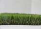 C dá forma à grama artificial ajardinando exterior da falsificação do relvado com aparência natural fornecedor