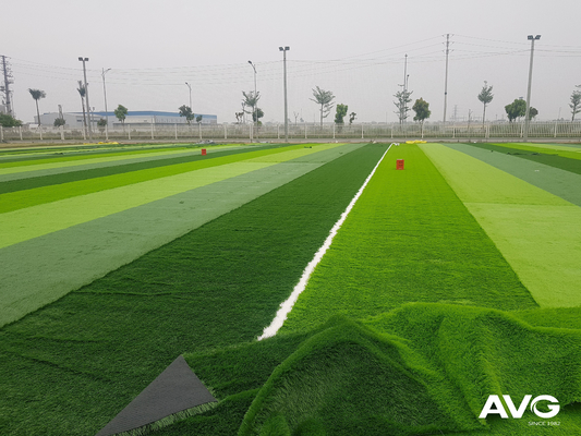 A grama artificial atapeta os esportes falsificados da grama que pavimentam 55mm para a corte do futebol fornecedor
